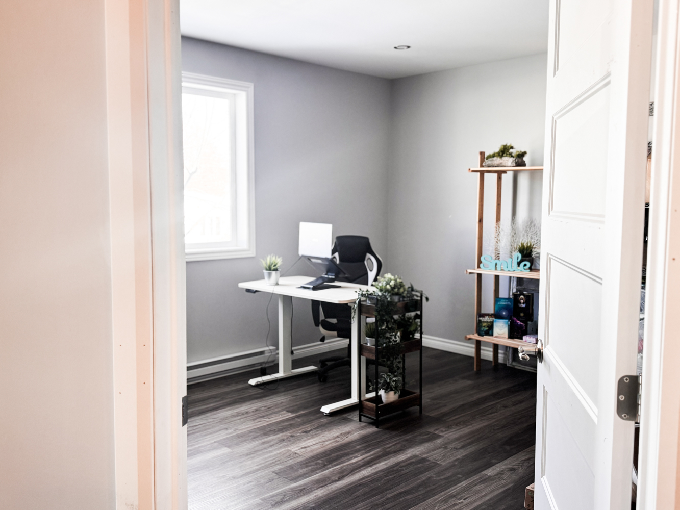Bureau fermé de 15 x 15 pieds disponible en location mensuelle à Trois-Rivières. Espace lumineux et calme, idéal pour consultations, rencontres avec des clients ou travail professionnel dans un environnement confortable.