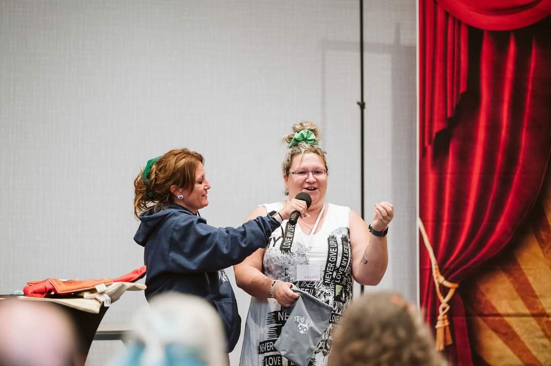Nancy Galarneau prenant la parole lors d’un événement d’entrepreneures pour partager son expérience et encourager la création d’opportunités.