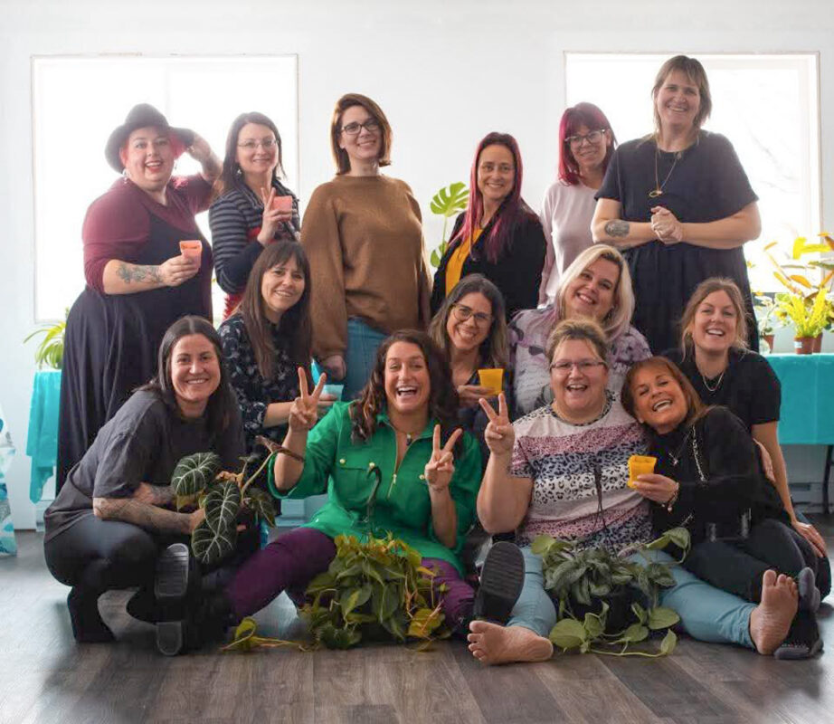 Nancy Galarneau entourée d’un groupe de femmes entrepreneures lors d’un événement de réseautage favorisant les rencontres et la création d’opportunités professionnelles.