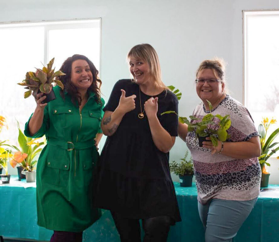 Nancy Galarneau avec deux entrepreneures lors d’un événement de réseautage, illustrant la création de connexions et d’opportunités professionnelles.