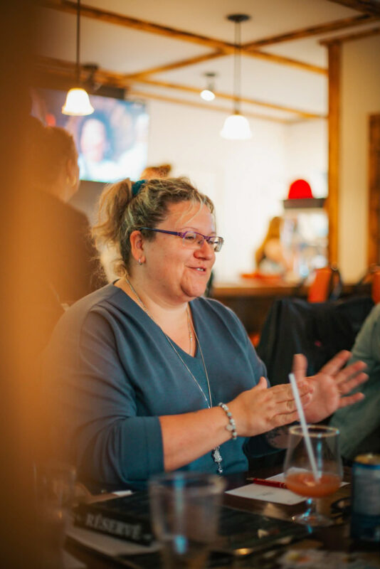Nancy Galarneau échange avec des entrepreneures lors d’une rencontre de réseautage favorisant les connexions et les opportunités d’affaires.