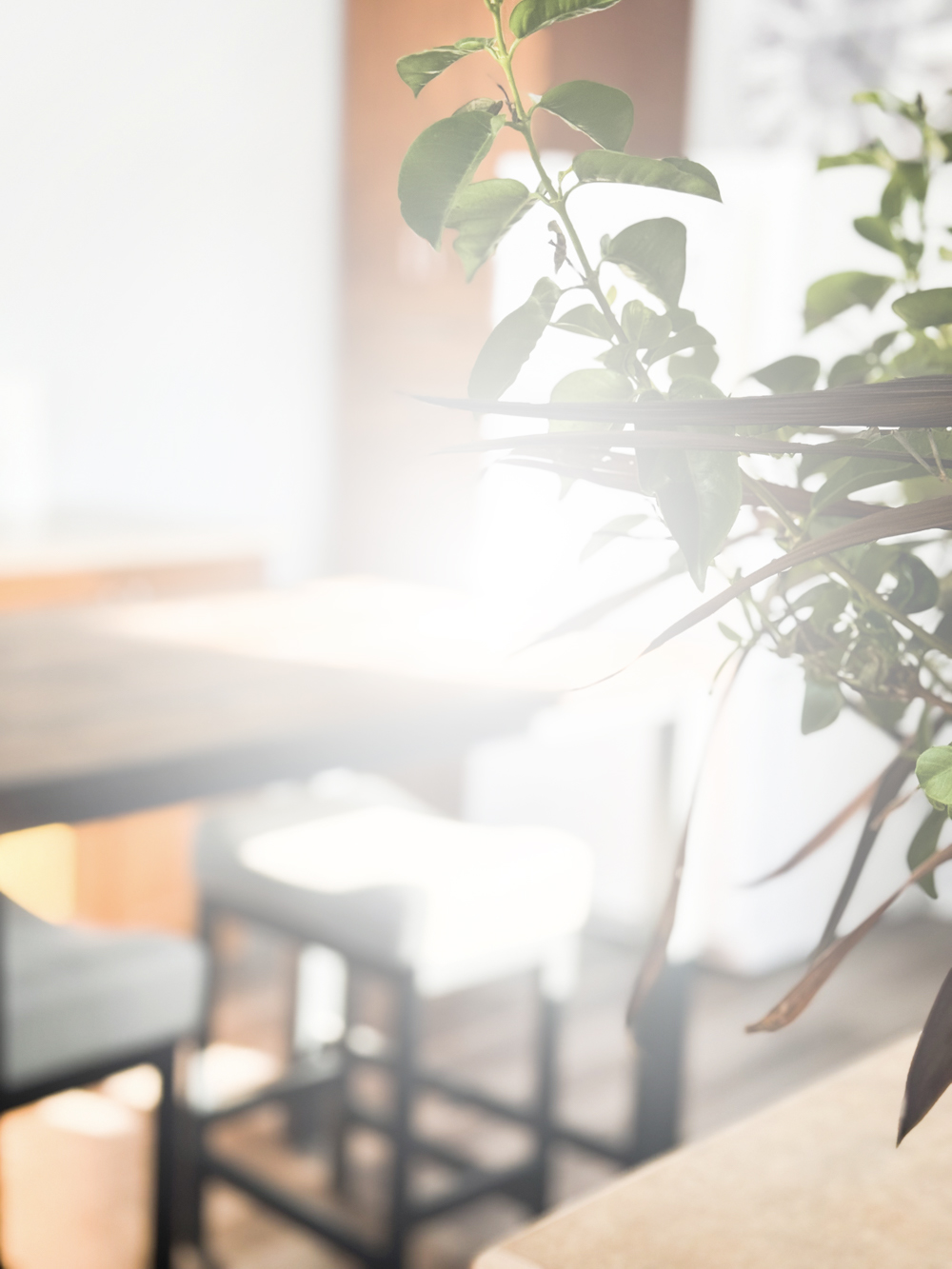 Espace cuisine et coin repas dans un centre de location de salles et bureaux professionnels à Trois-Rivières, avec table haute, réfrigérateur et rangement.