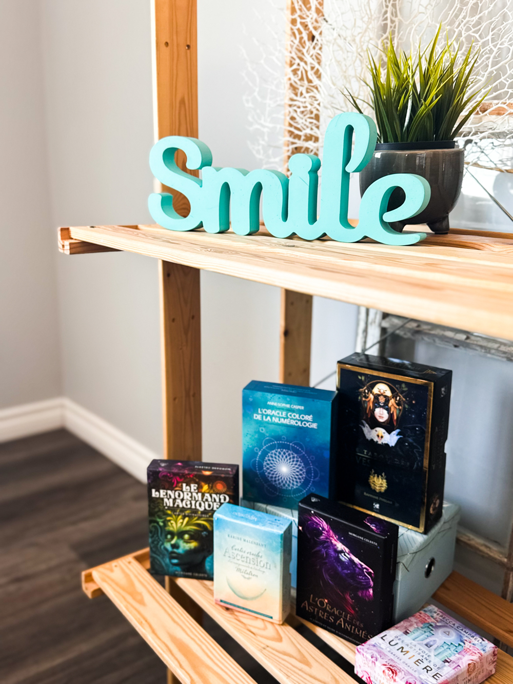 Espace d’accueil lumineux dans un centre professionnel à Trois-Rivières avec bureau de réception et rangement.