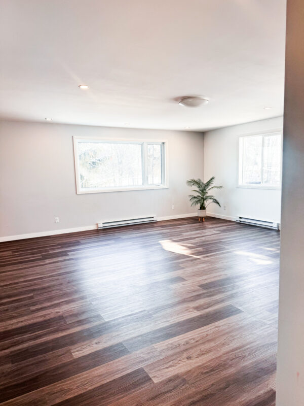 Salle lumineuse à louer à Trois-Rivières avec plancher de bois et grandes fenêtres, idéale pour ateliers, cours, yoga ou rencontres professionnelles.