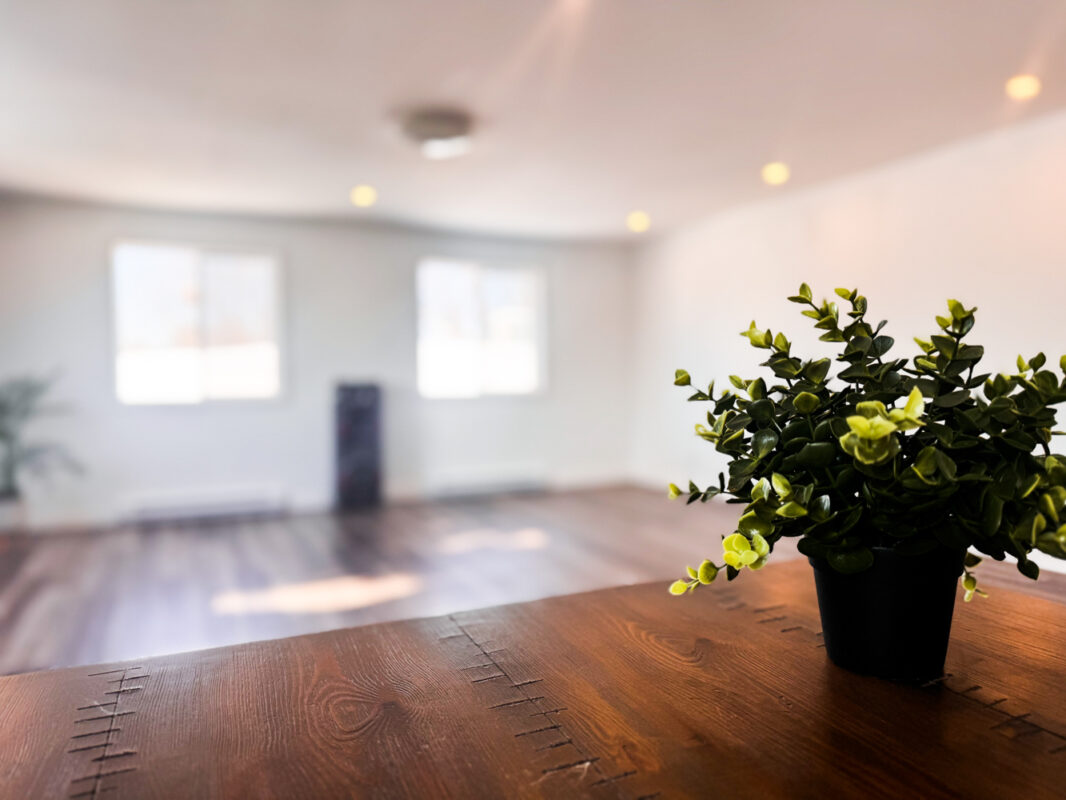 Salle lumineuse à louer à Trois-Rivières avec plancher de bois et grandes fenêtres, idéale pour ateliers, cours, yoga ou rencontres professionnelles.