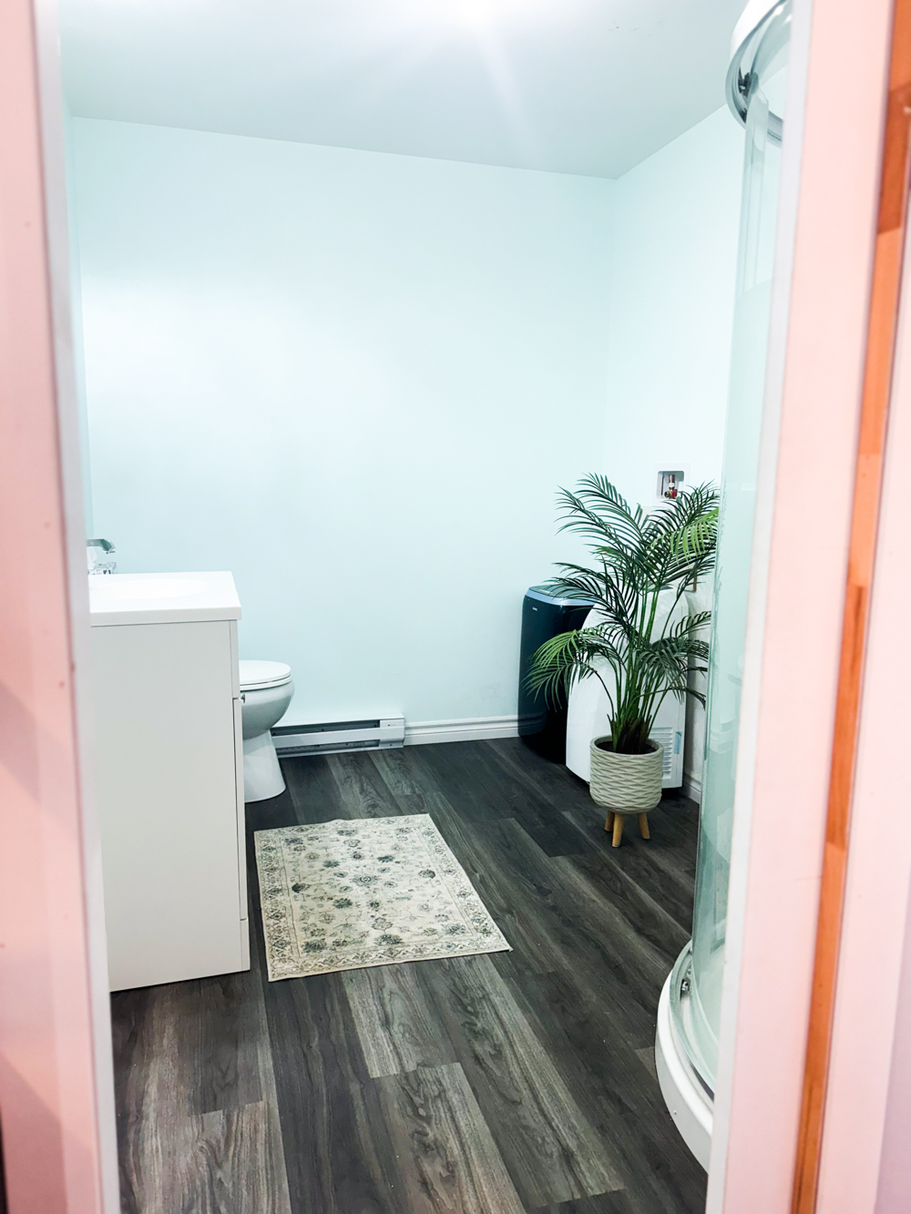 Espace salle de bain avec douche dans un centre de location de salles et bureaux professionnels à Trois-Rivières.