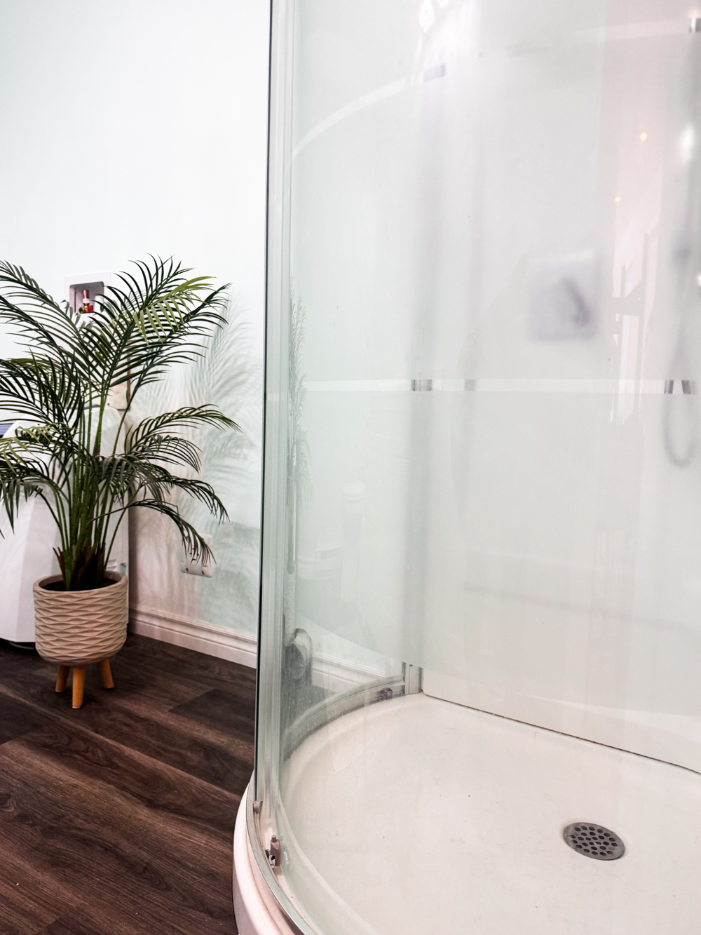 Espace salle de bain avec douche dans un centre de location de salles et bureaux professionnels à Trois-Rivières.